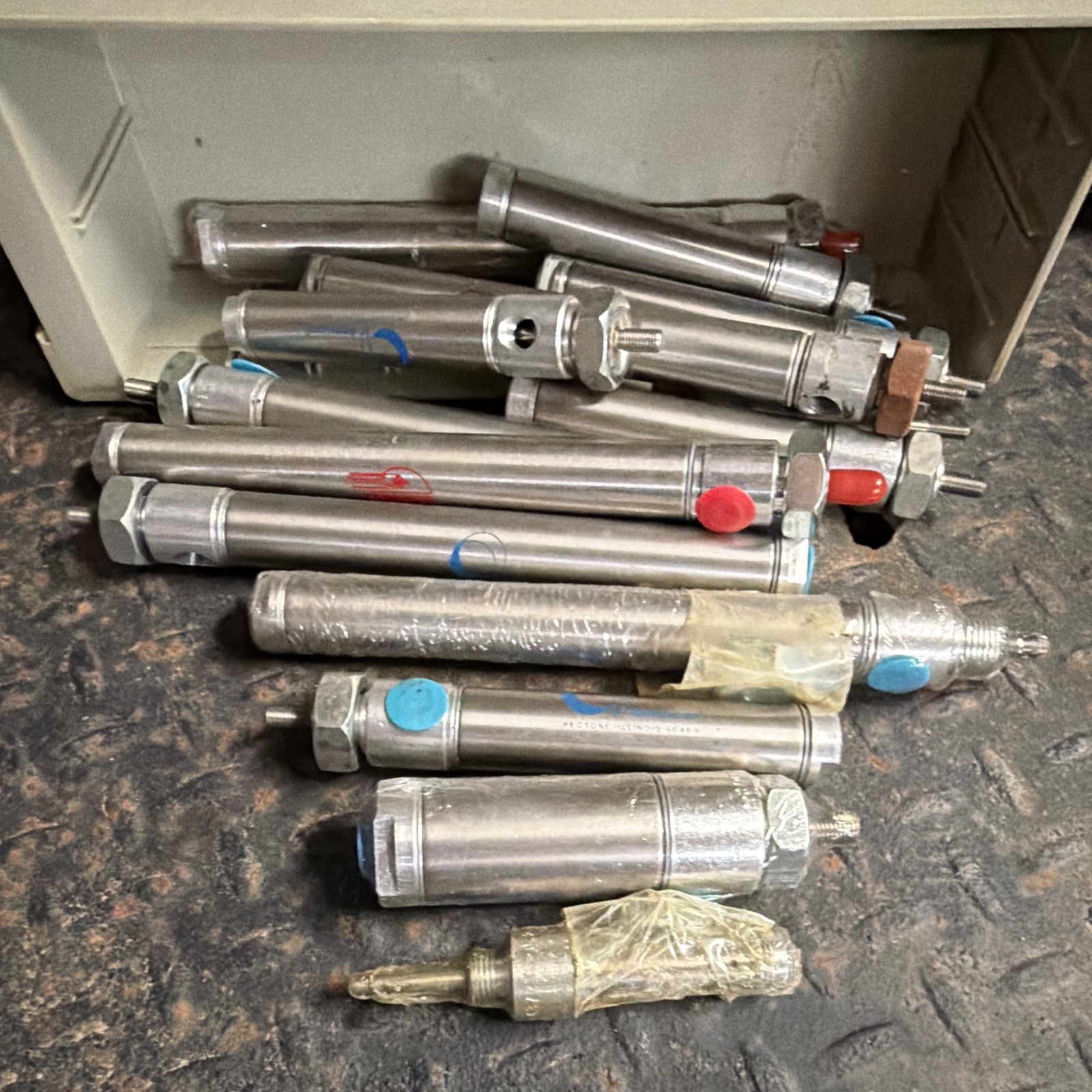 American Double-Acting Pneumatic Single-Rod Cylinder assortment of sizes