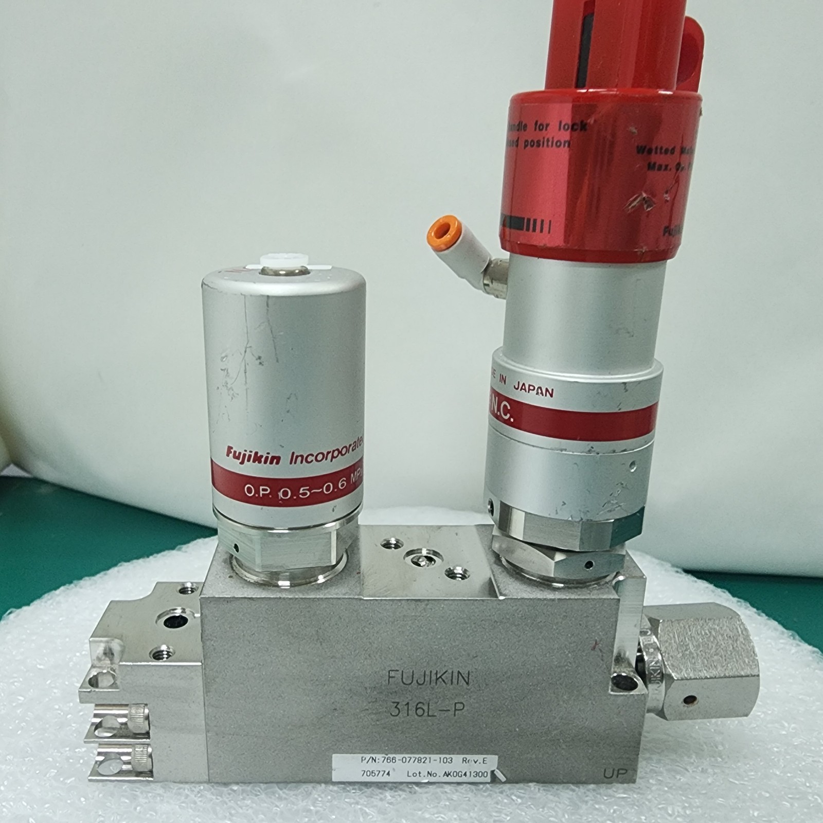 Lam 766-077821-103 Rev E, Fujikin 2×0.5~0.6 MPa Valve Assy,Used,Jp+97211