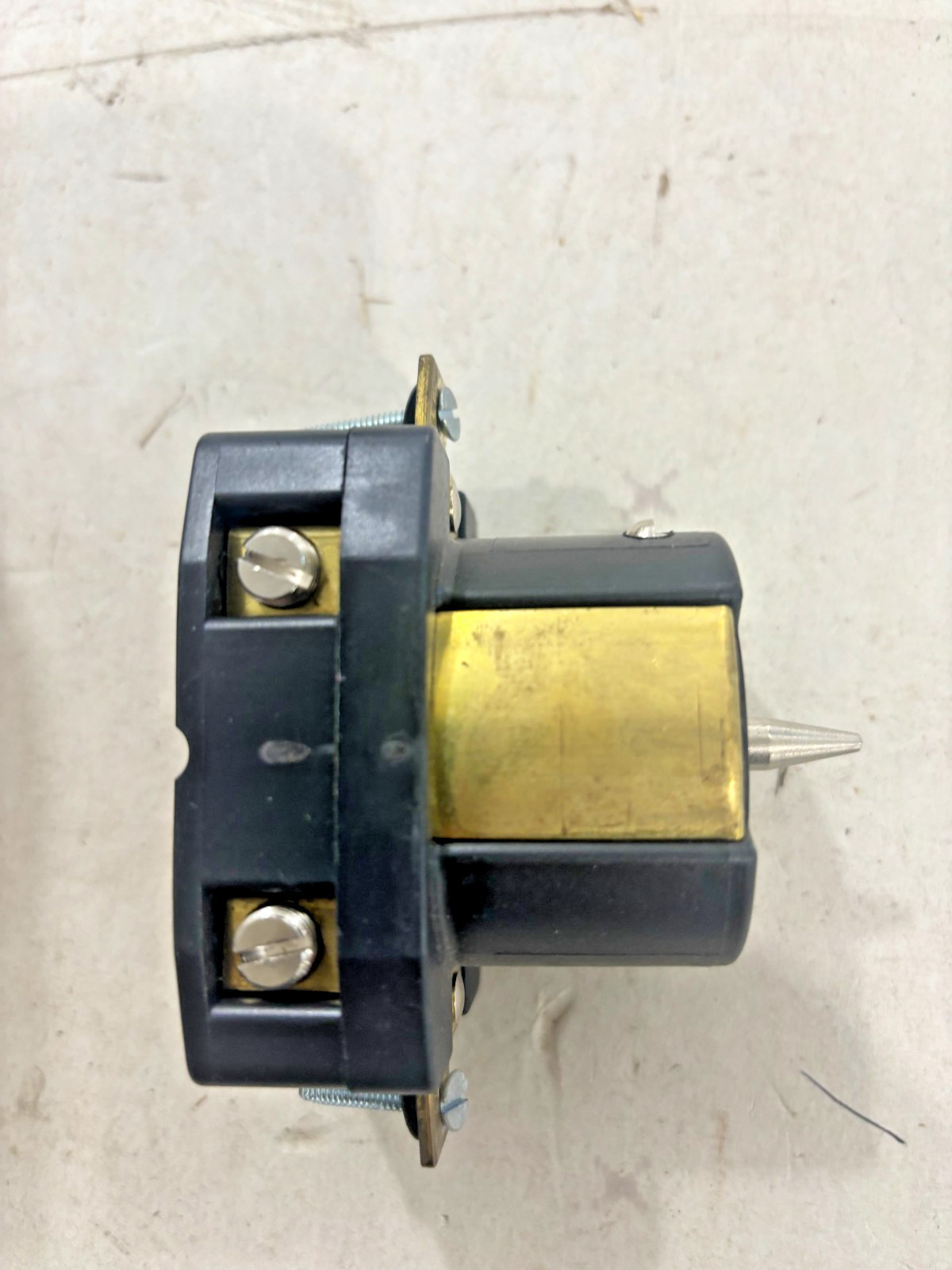 Leviton CS81-69 50A 480V 3 Pole 4 Wire Locking Receptacle – New