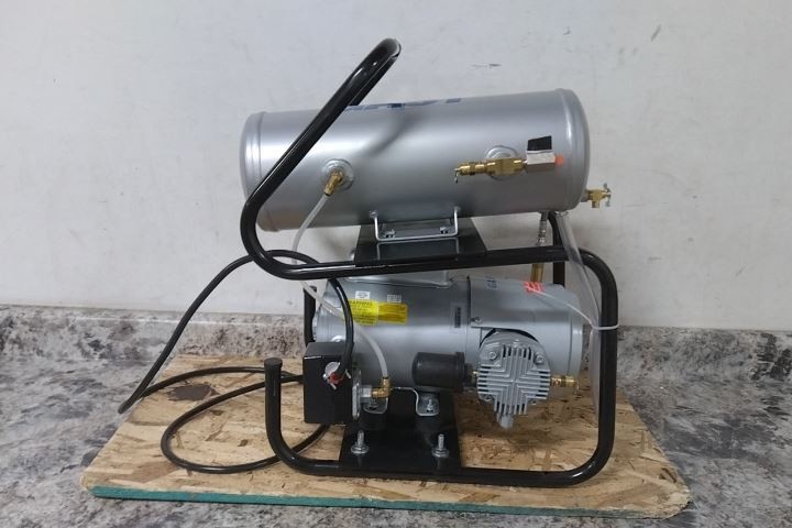 Gast 5HCD-101T-M550NGX 0.75 HP 120VAC, 240VAC 2 Gal Electric Air Compressor