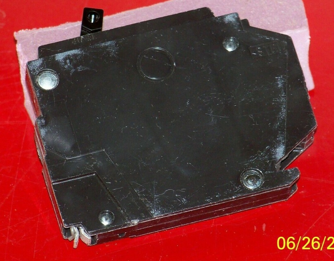 THQP115 GE 20 amp 120/240 volt 1 pole plug on breaker (thin)