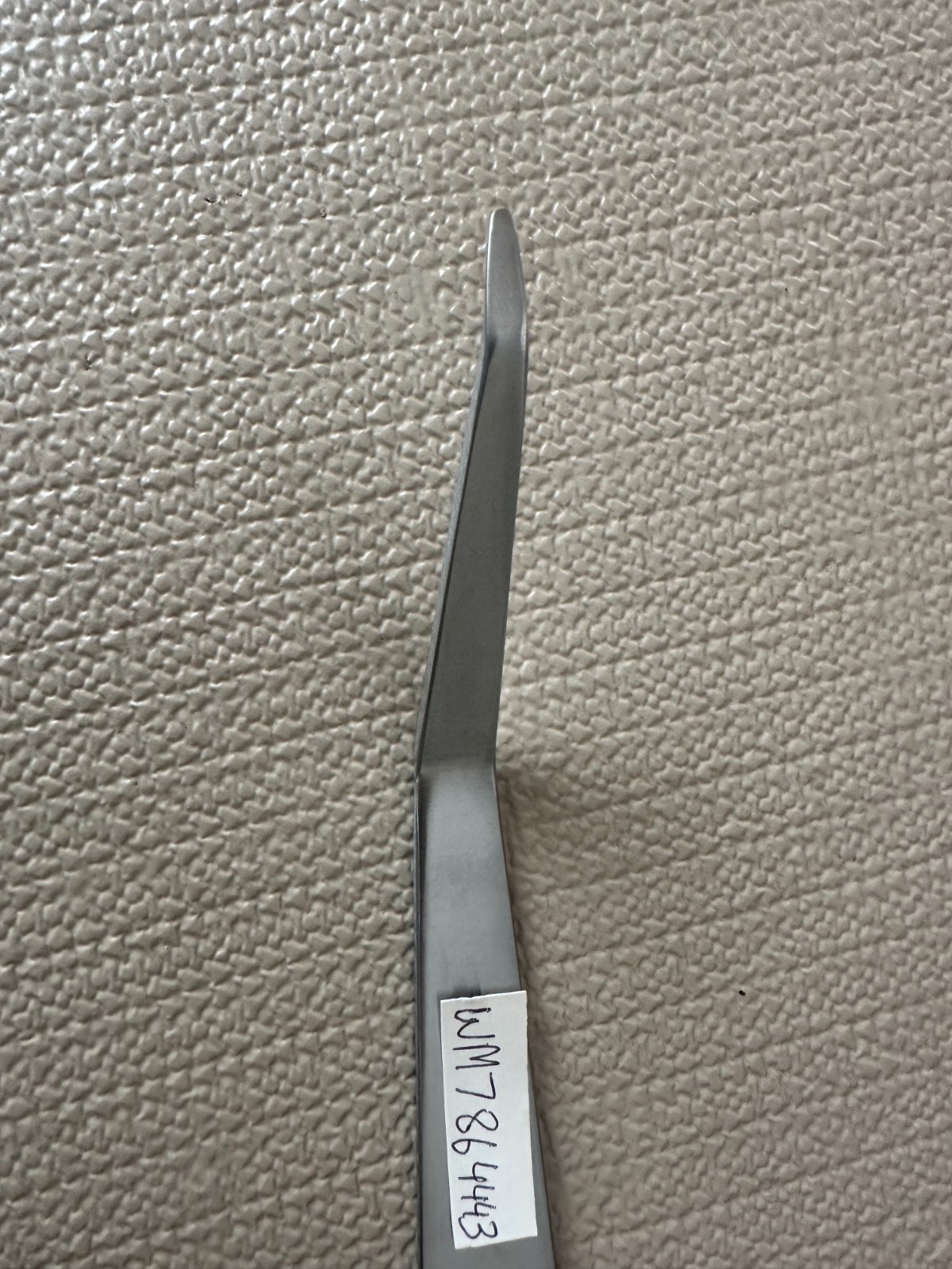 WM7864443–HOHMANN KNEE RETRACTOR MEDIUM 45 ANGLED Overall Length: 9.125″