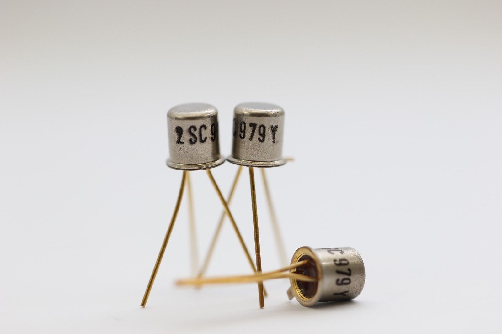 2SC979Y GOLD TRANSISTOR NOS( New Old Stock ) 1PC. C405U6F100614
