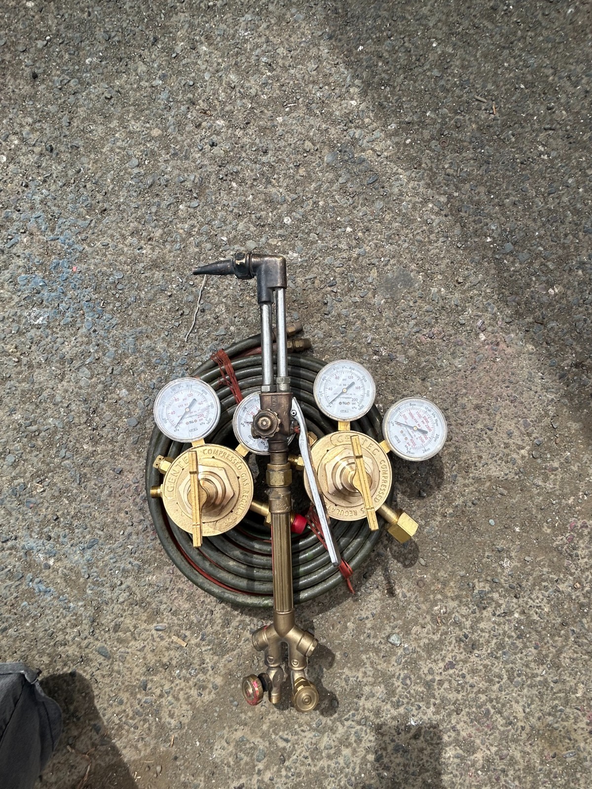 Victor Journeyman cutting torch with hose and Gentec gauges