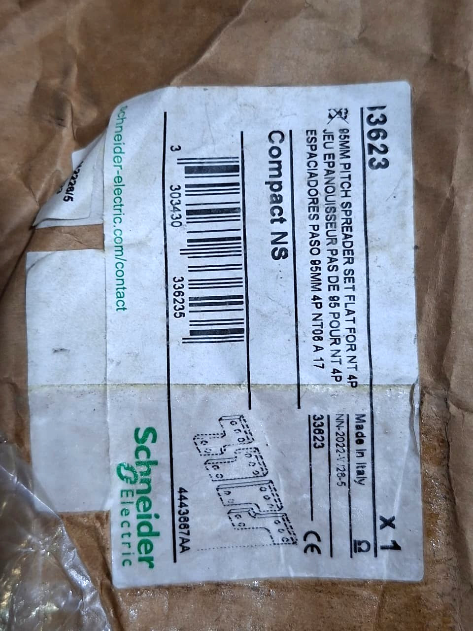 Schneider Electric 33623 Compact NS 95mm Pitch Spreader Set 4 Pole New Open Box