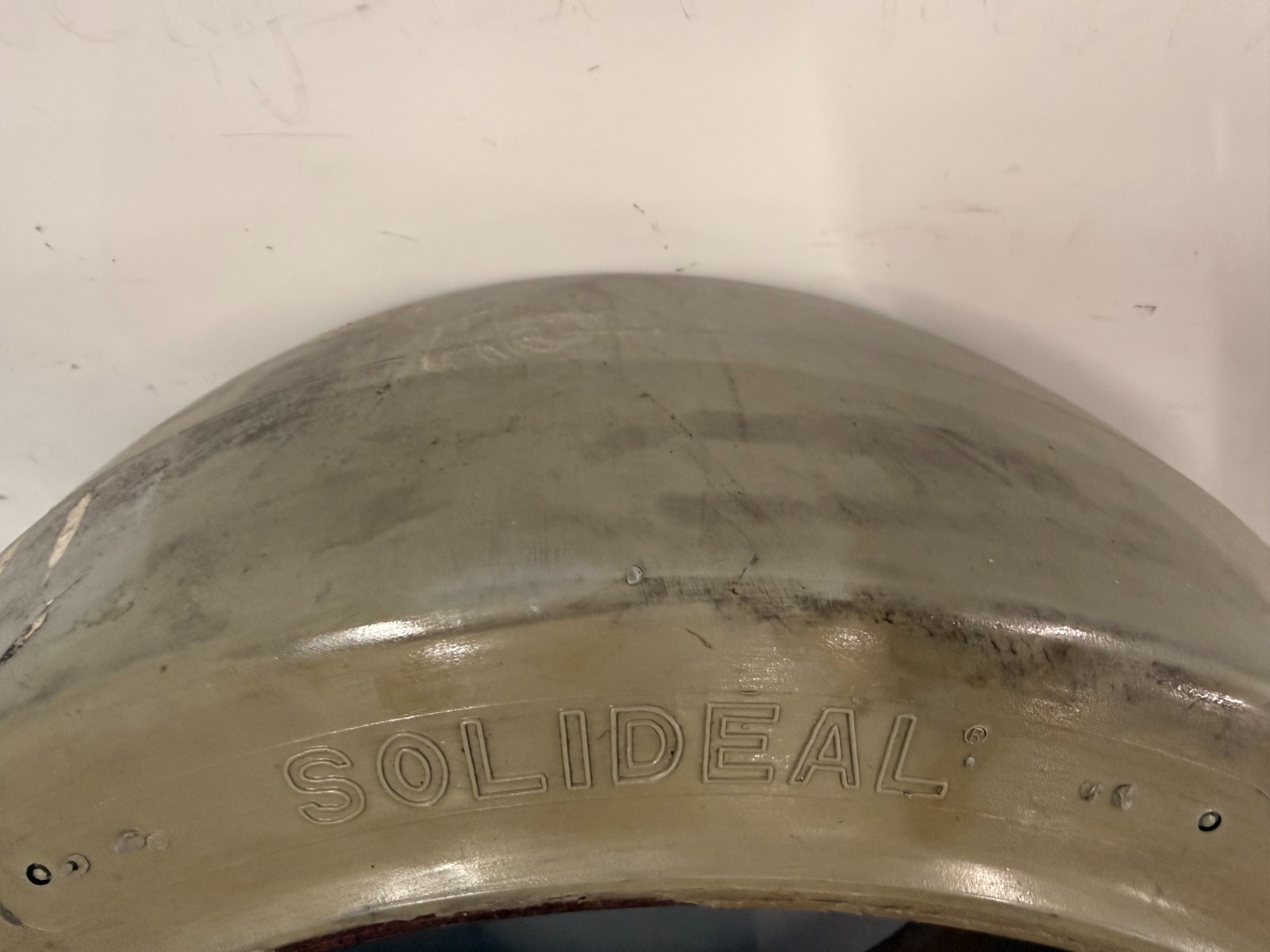 Solideal Smooth Press-On Solid 21 X 8 X 15 (21×8-15) (533/203-381) Forklift Tire