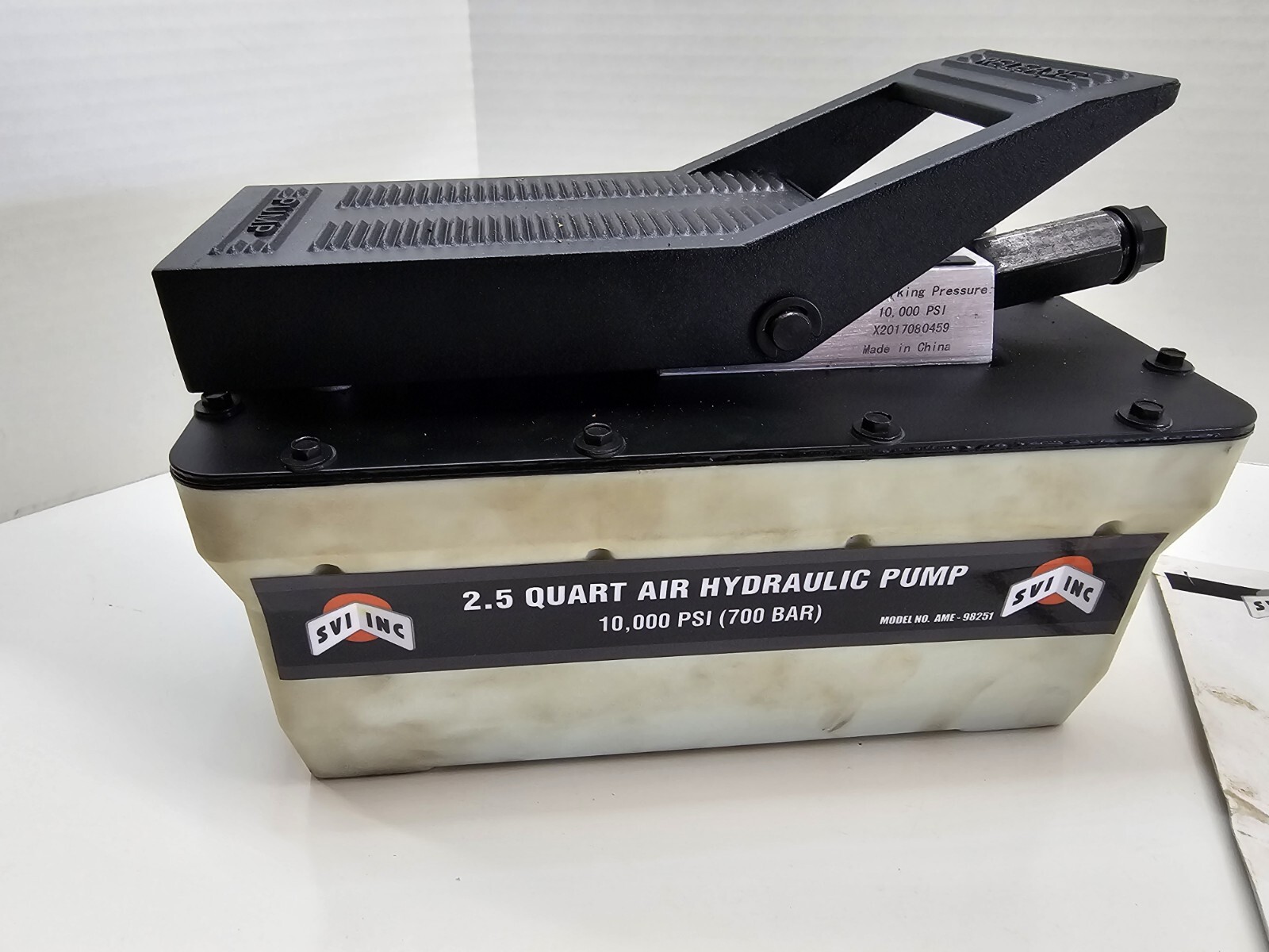 Svi Inc Hydraulic Foot Pump 10,000 Psi (700 Bar) 2.5 Quart Untested UP -1