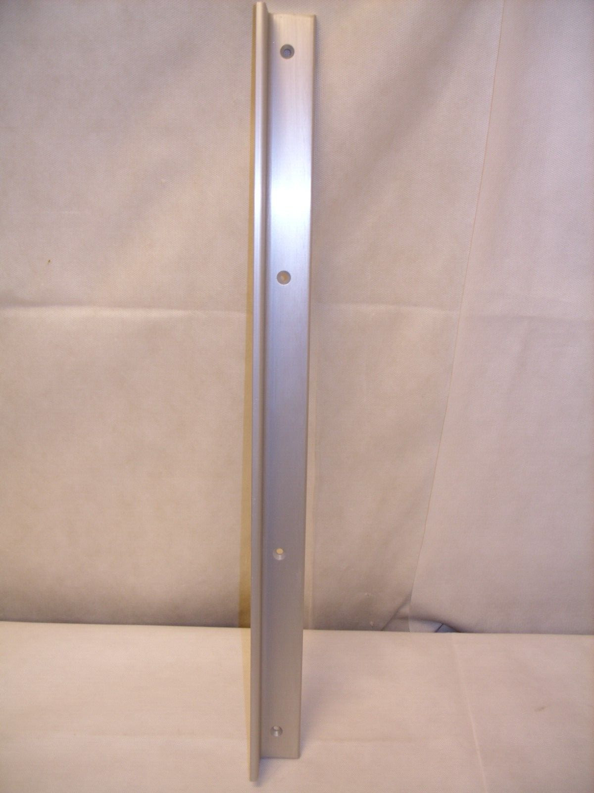DynaLock – 1-1/2″ x 1-1/2″ x 22″ Aluminum Angle Bracket – 4622 – NOS