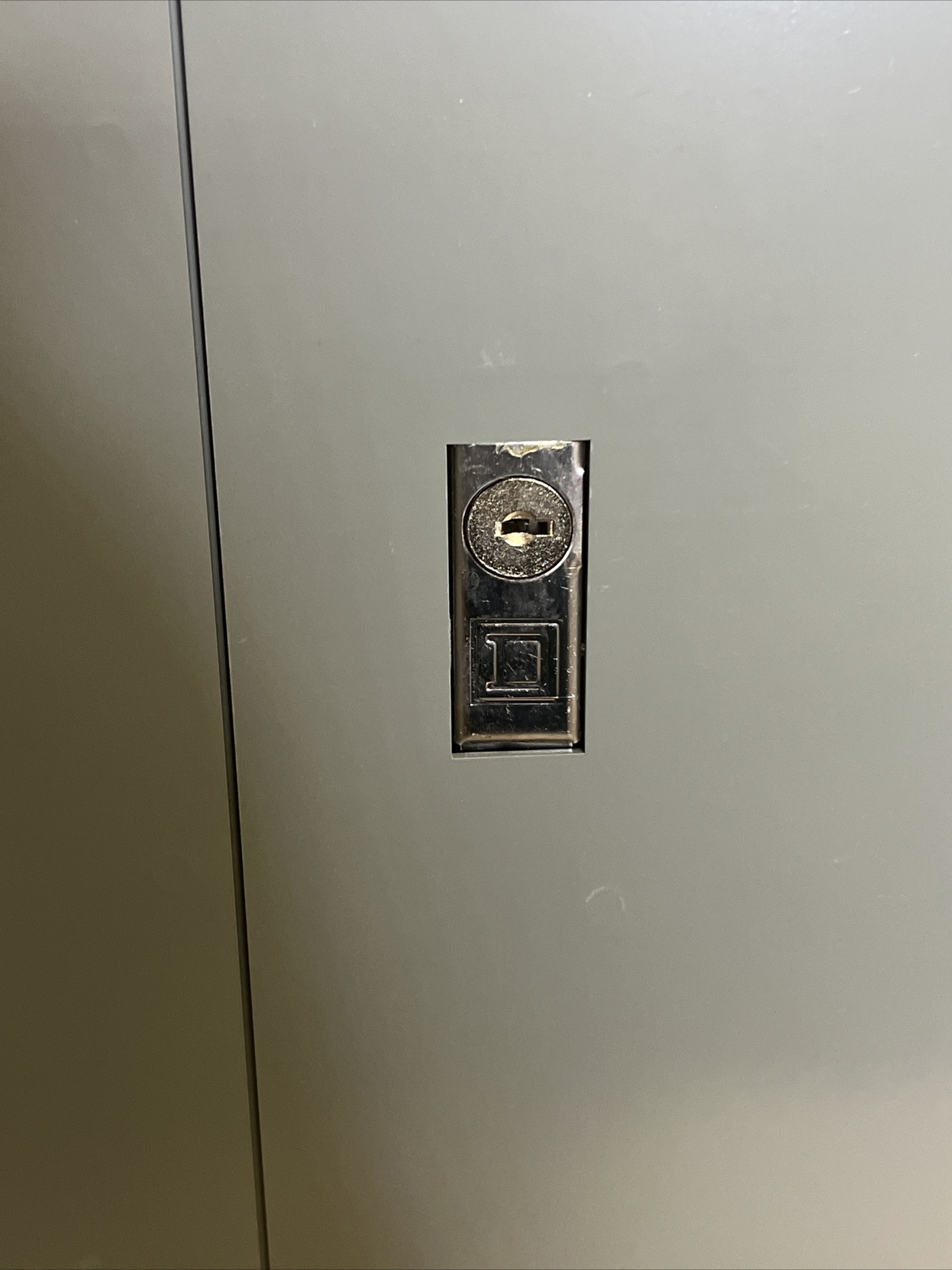 Square D MHC35S Type1 Enclosure Breaker Box NQOD Panelboard Cover Door 35″ x 20″