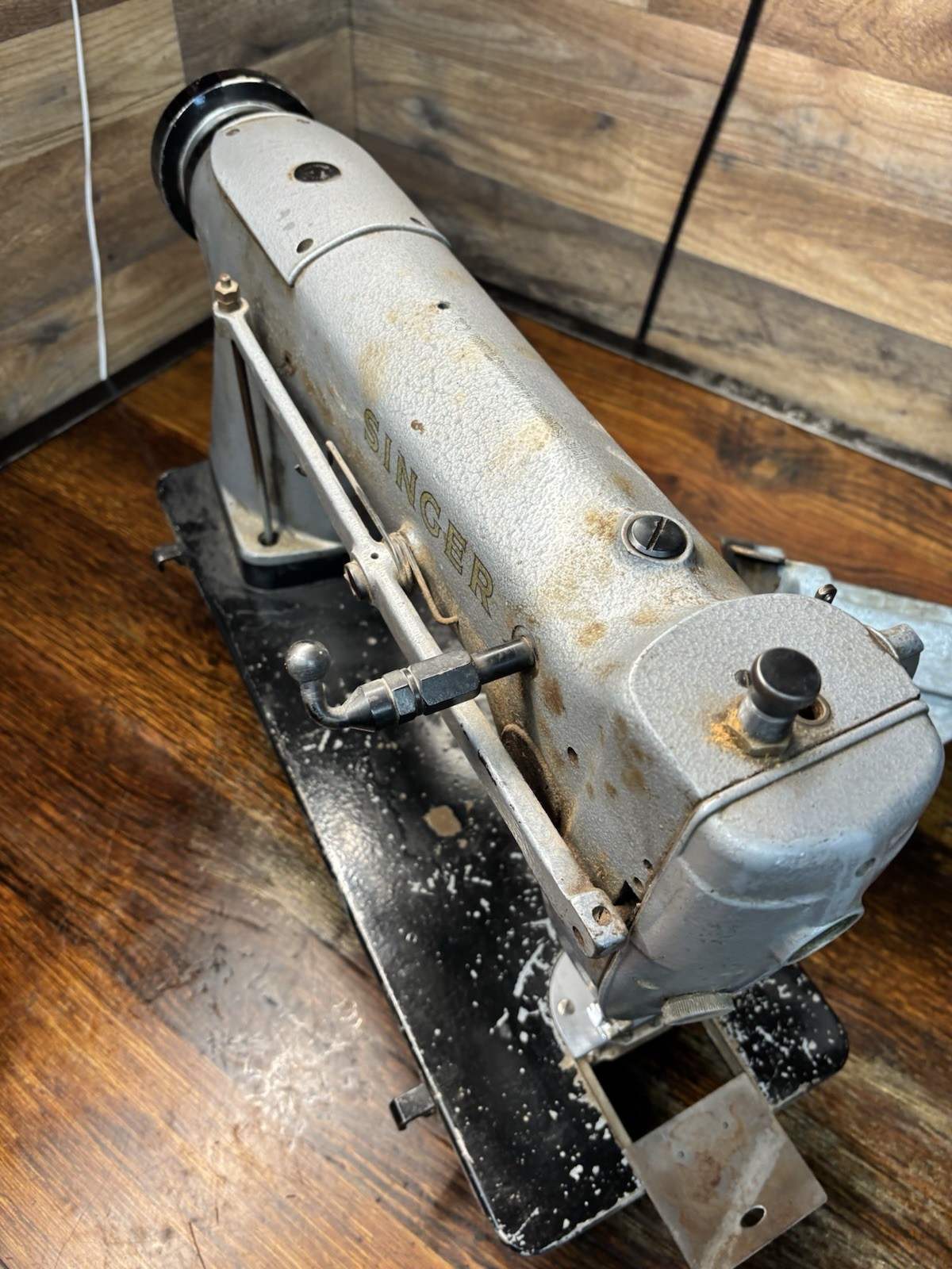 Singer 251-12 Upholstery Machine with oil pan, attachments & extras, WORKS BUT..
