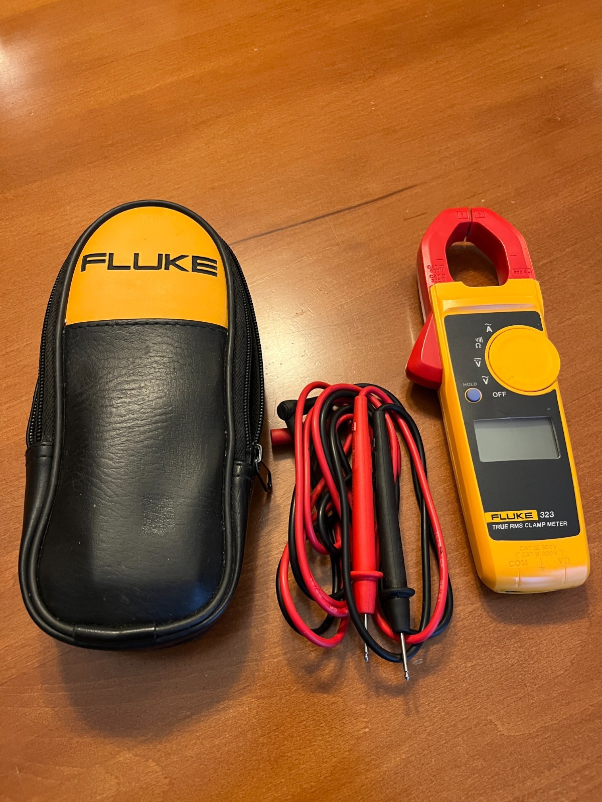 Fluke 323 True RMS Clamp Meter With Leads and Bag