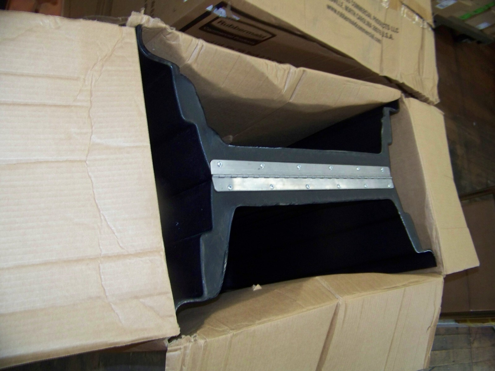 Rubbermaid Hinged Lid Fits Tilt Truck 0.75 Cu. Yard FG102800BLA New
