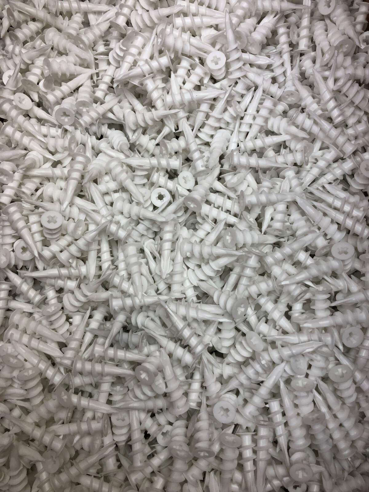 Economy Drywall Anchors, 100 screws + 100 anchors, 100% recycled plastic