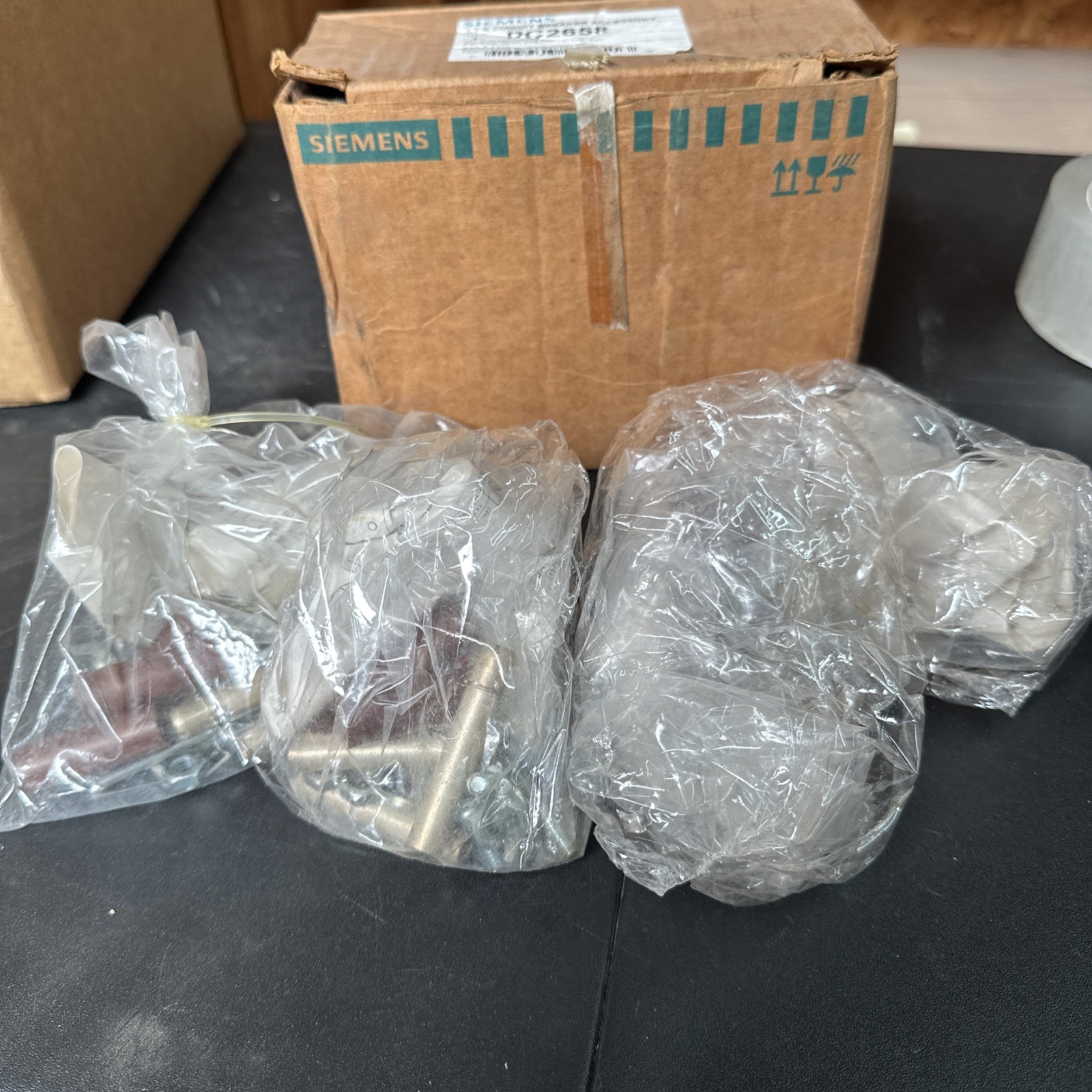 SIEMENS PLUG-IN MOUNTING ASSEMBLY (NEW IN BOX) CAT: PC2658