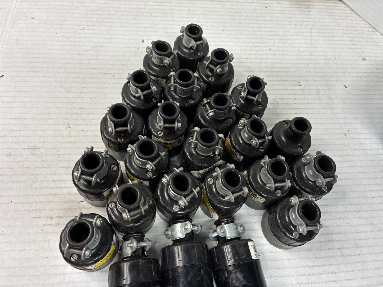 Lot Of 25 Leviton 15A 125V 2-Wire 2-Pole Round Electrical Cord Connectors NOS