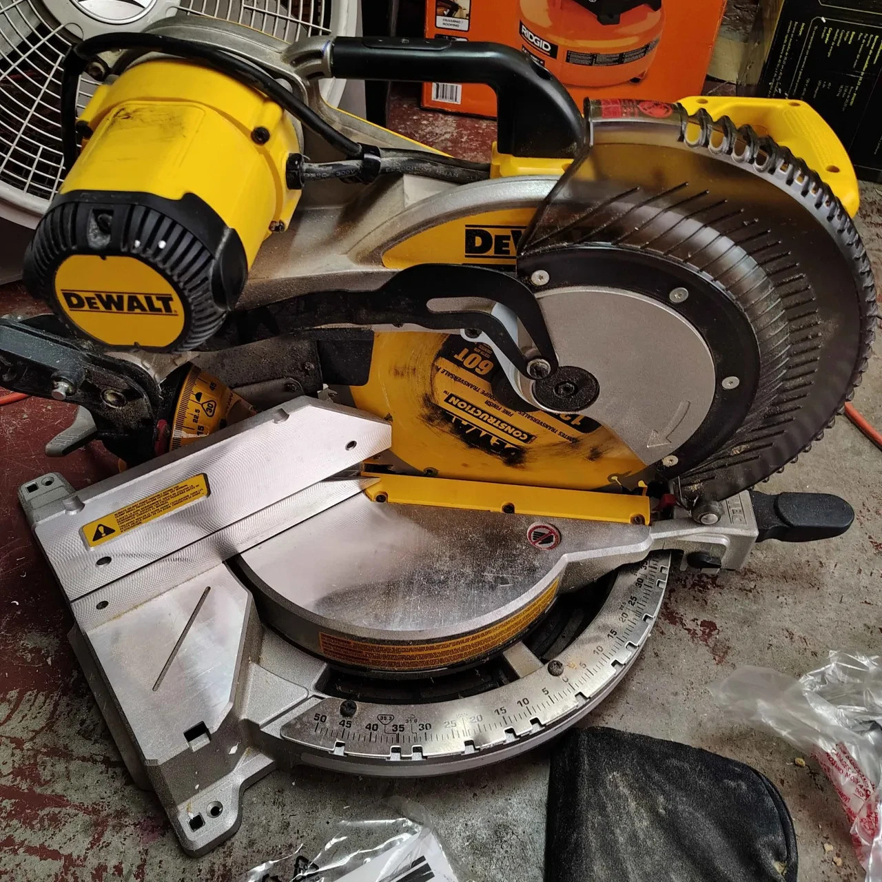DEWALT DWS716R 15 Amp 2-Bevel 12″ Compound Miter Saw *READ*