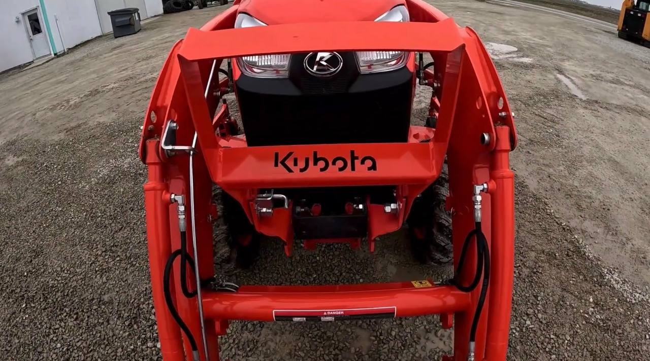 Kubota LX2620 Tractor w/ LA535 Loader & Mower Deck
