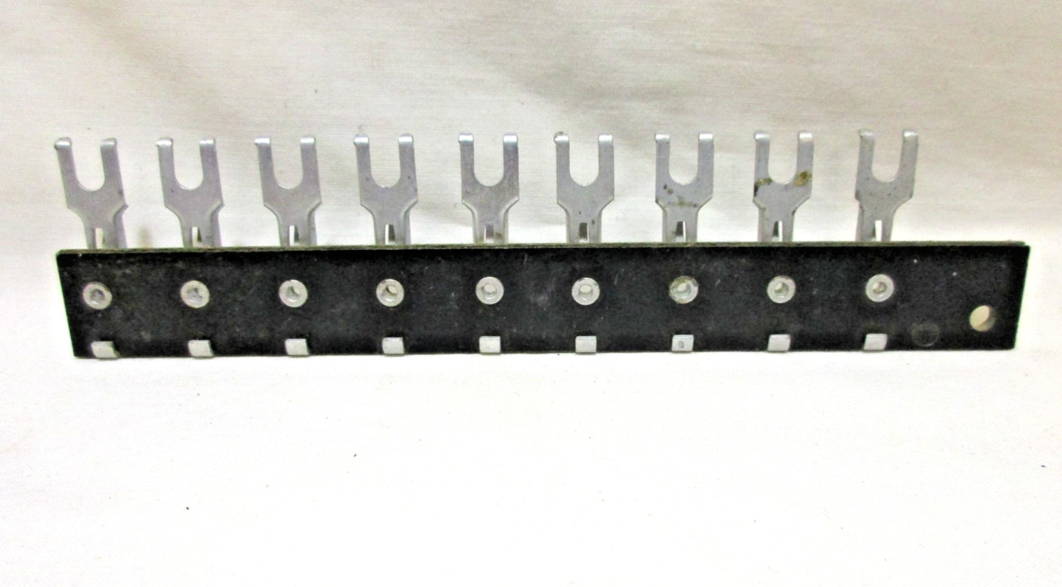 JONES Screw Terminal Blocks, «Y» Clips, 9 or 7 Poles, 9/16″ Centers, Fanning ..