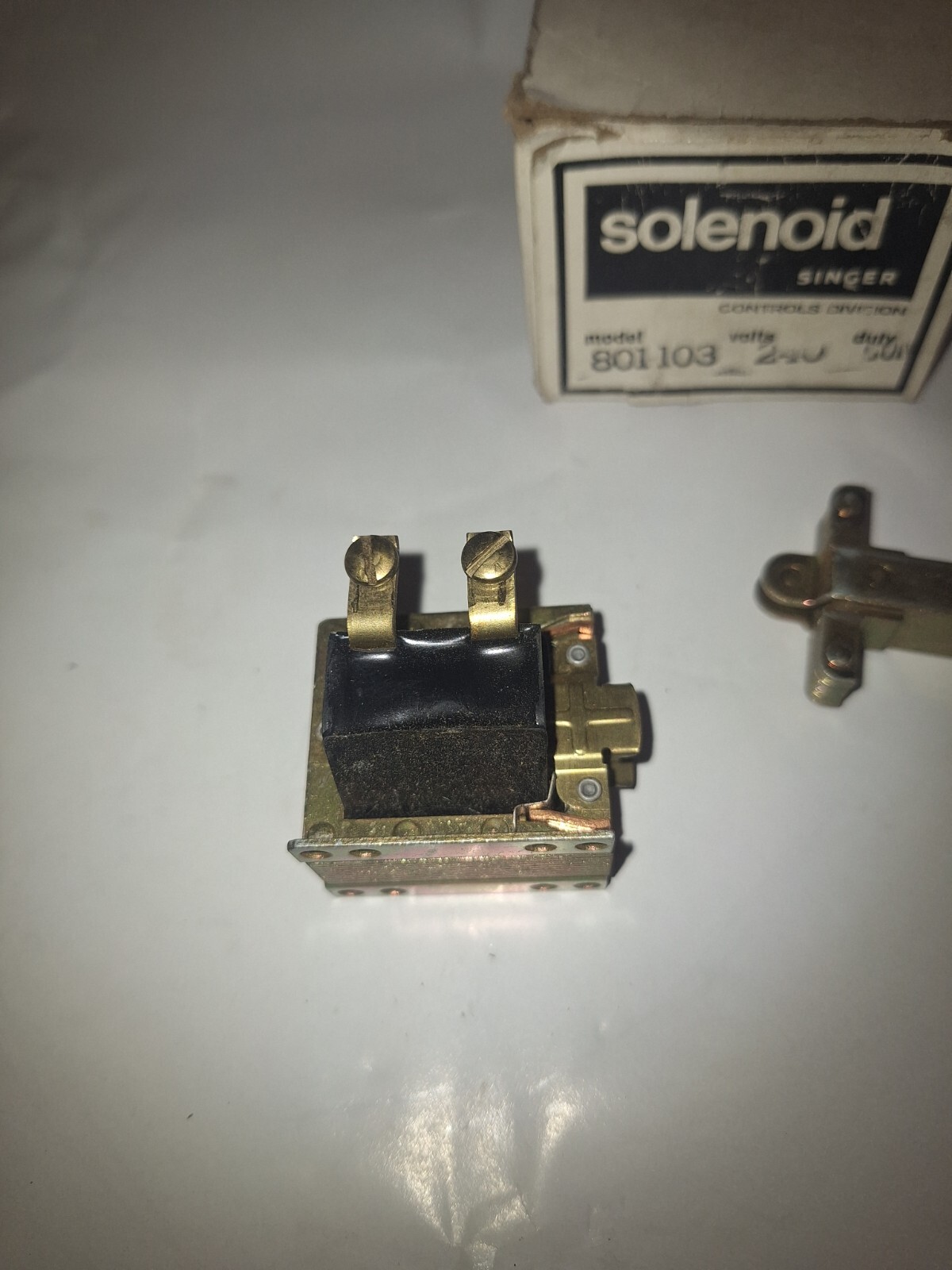 NEW GENUINE SINGER CONTROLS 801103 SOLENOID 240V, 801-103 NOS