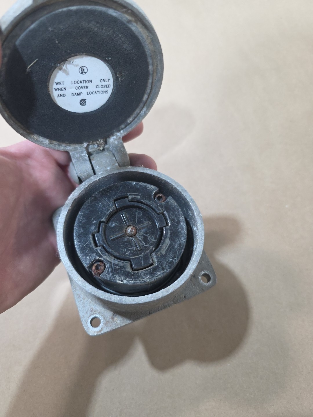Hubbell HBL26410 «HUBBELLOCK» 60-Amp Receptacle 600Vac 60A 3P 4W