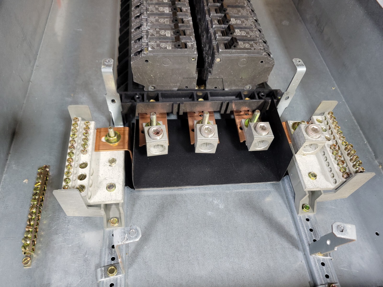 GE AQF3422MBX AXB7 A Series II Panelboard A Series II Panelboard 225 A 208Y/120V