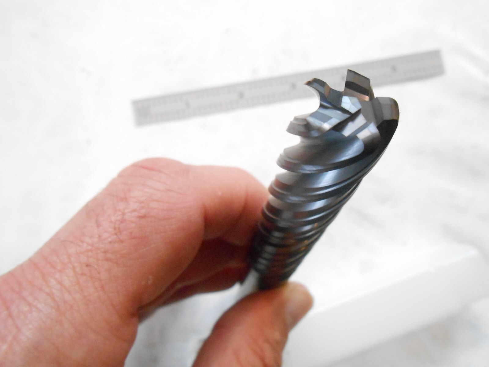 NEW WIDIA 5/8″ DIA X 2-1/2″ LOC X 5-1/4 OAL X .09″ CR 5FL NON-CC CARBIDE ENDMILL