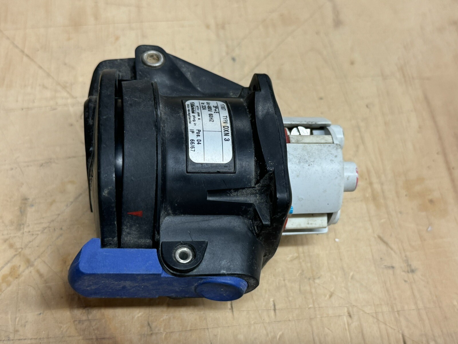 MELTRIC DXN-3 2P+N+E 32 AMP 60 Hz RECEPTACLE