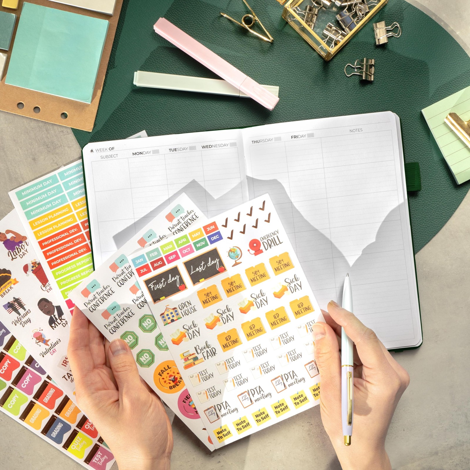 Clever Fox Teacher Planner – School Year A5 (5.8» x 8.3»), Dark Green