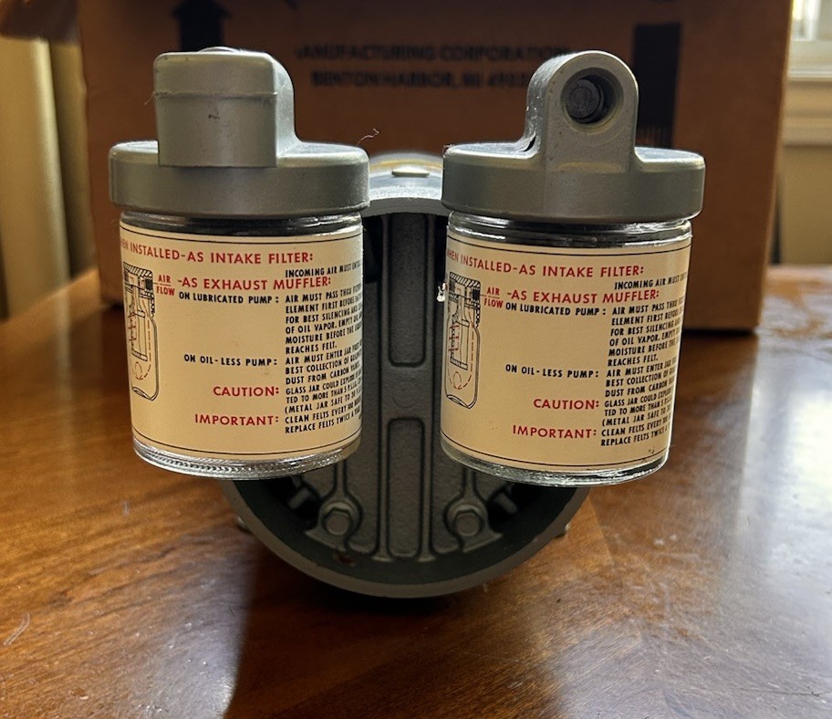Gast 0522-V103-G18DX Oil-Less Rotary Vane Vacuum Pump Compressor 1/4 HP W/ Box