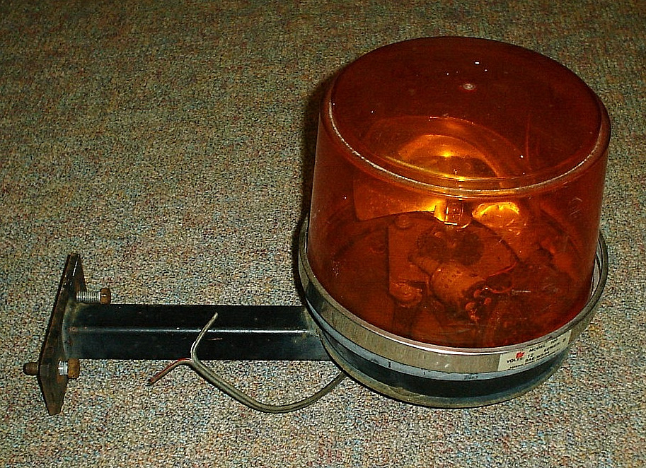 Federal Signal Rotating Beacon Light 12 Volt Series B Model 100 w/ Bracket Amber
