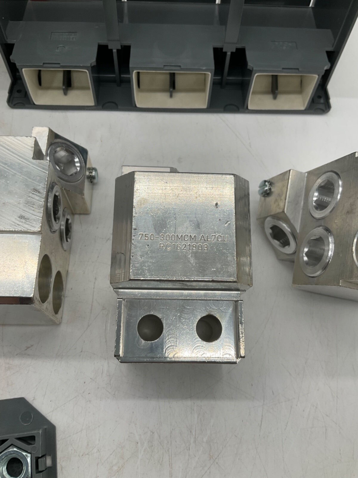 NEW ABB KXT7CUAL3X750KC-3 FRONT TERMINAL KIT 3X380MM2-750KCMIL 3PCS FOR XT7-XT7M