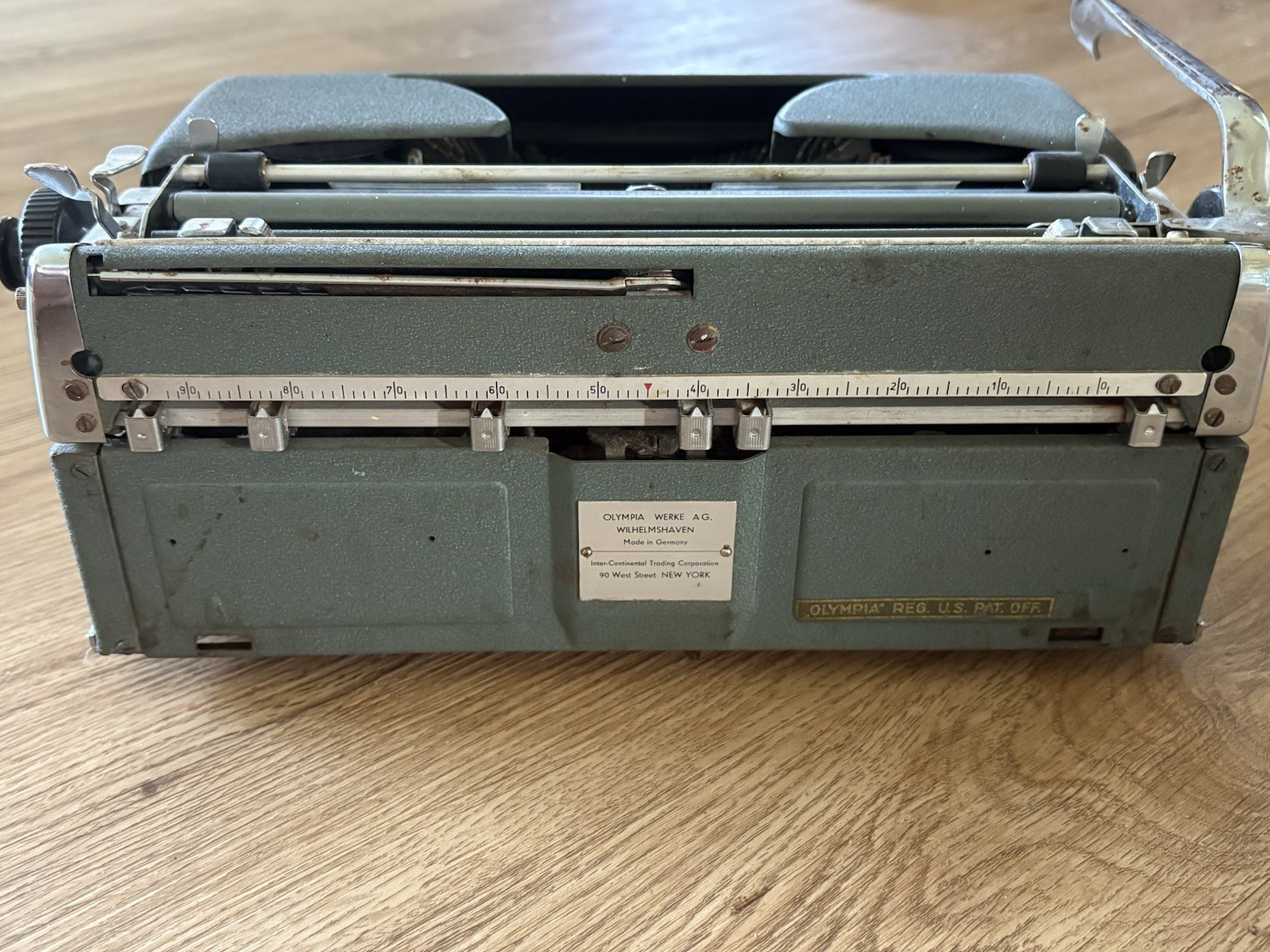 Olympia SM3 De Luxe Vintage Manual Typewriter with QWERTY Keyboard, Green. 1957.