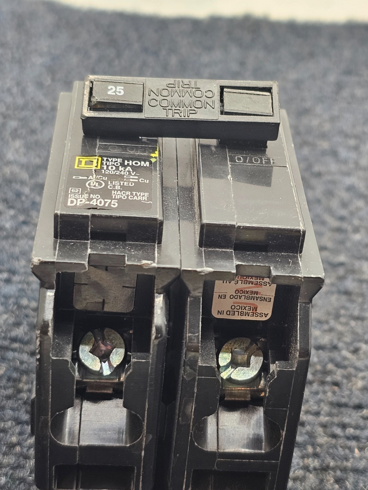 ( QTY 2 ) Square D HOM225: Circuit Breaker Plug-In 25 Amp 2 Pole 240 Vol