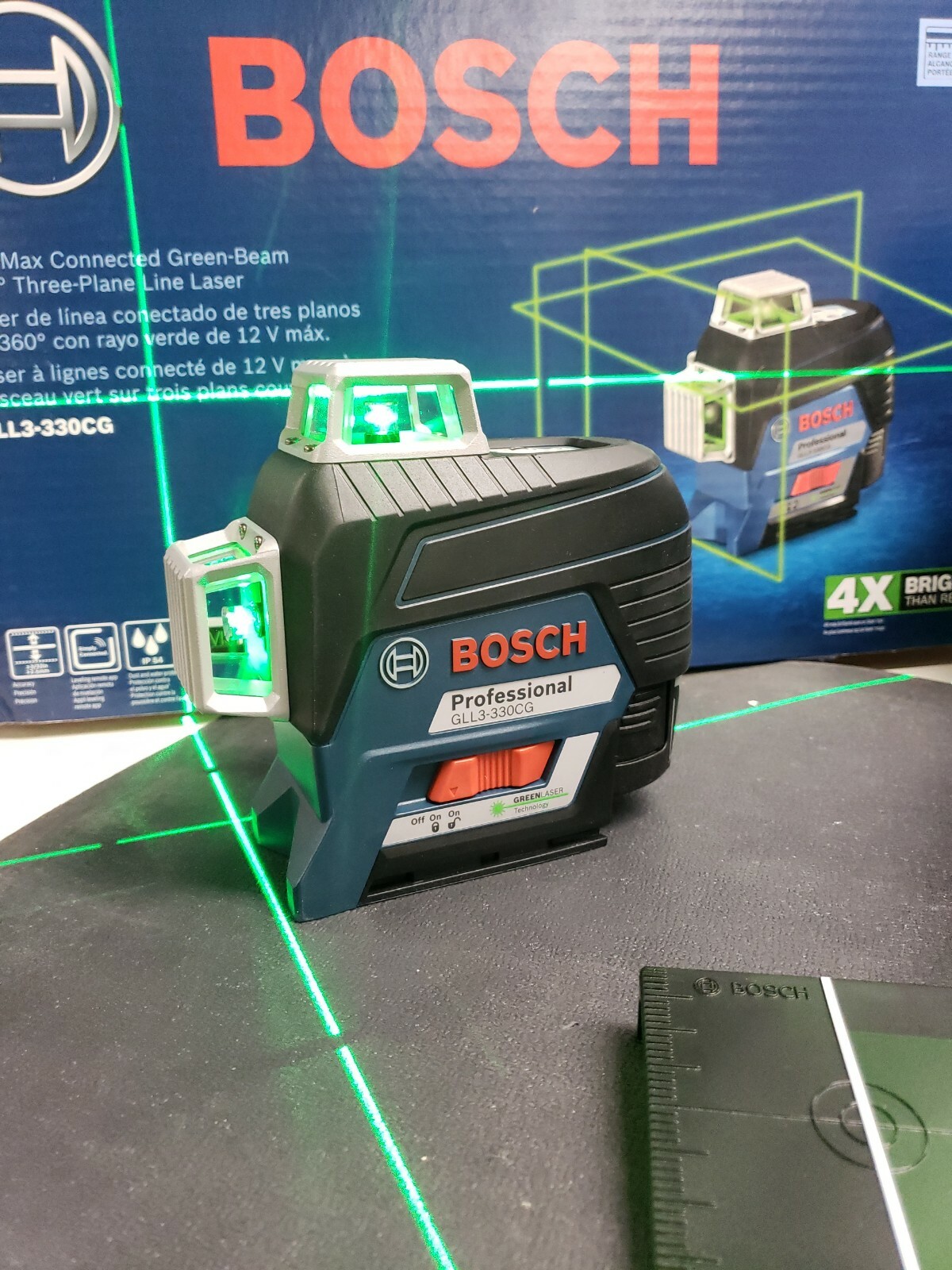 Bosch GLL3-330CG-B Three-Plane w/ free extra battery Authorized Distributor!!