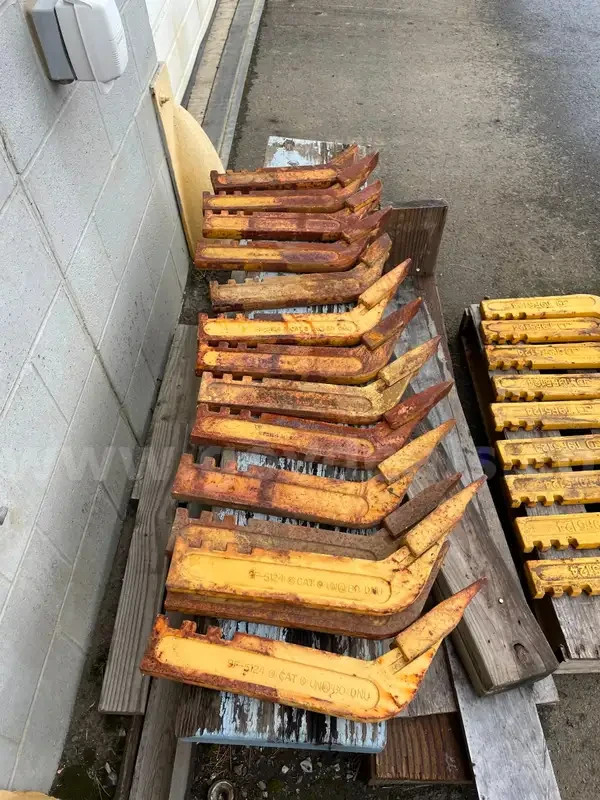 Auction is for 1 Cat Scarifier Shank T9F-5124 and ripper tooth