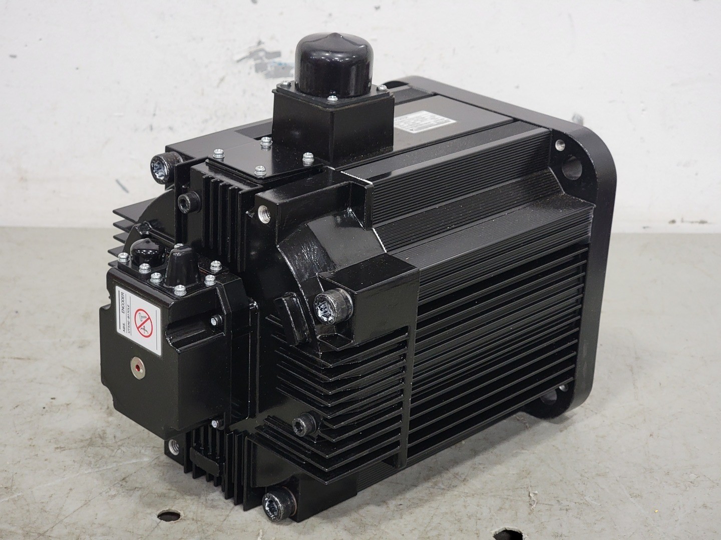 SURPLUS NEW Yaskawa SGMRS-37A2A-YR13 3700W AC Servo Motor – Electrical
