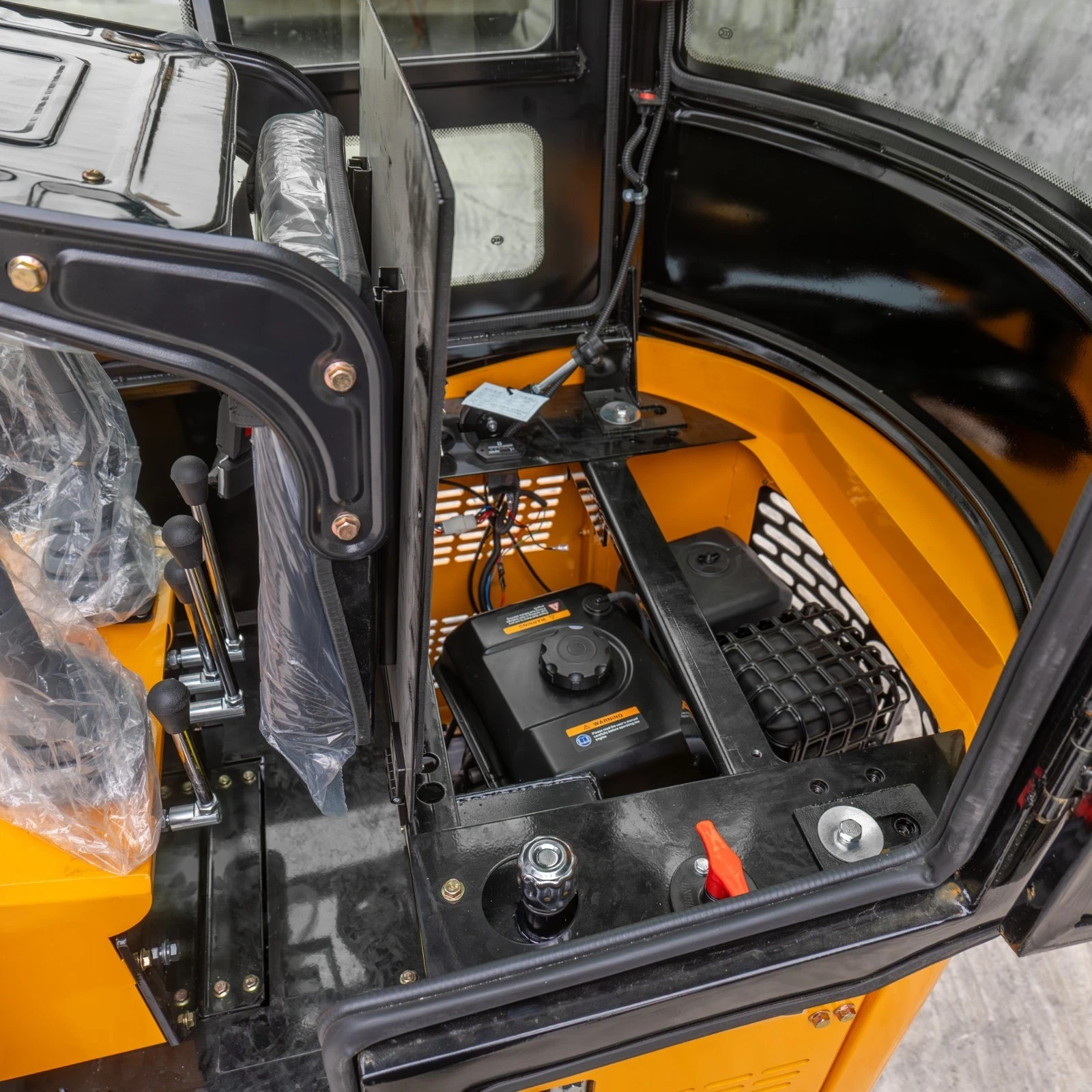 MMS 1.2Ton Enclosed Cab Mini Excavator 13.5HP Gas EPA Engine With 6 Attachments