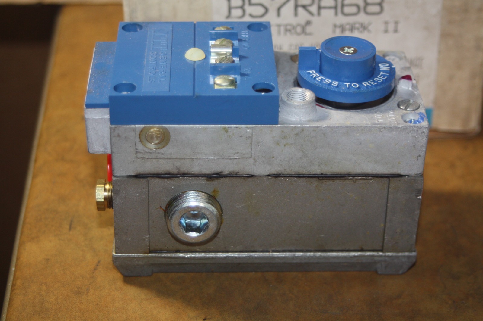 NOS ITT B57RA68 Midgitrol Mark II 24V Combination Gas Valve w/ Regulator