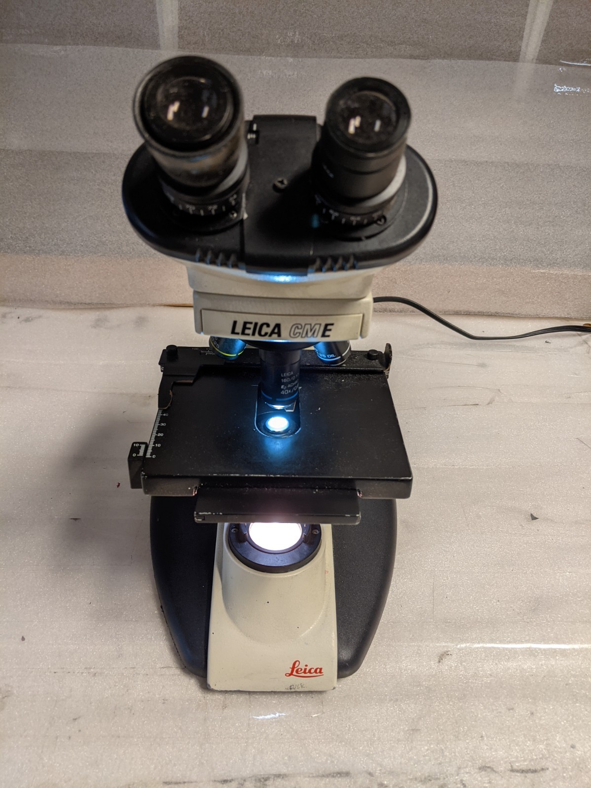 Leica CME Microscope 1349521X with Objectives 4x, 10x, 40x, 100x & Condenser
