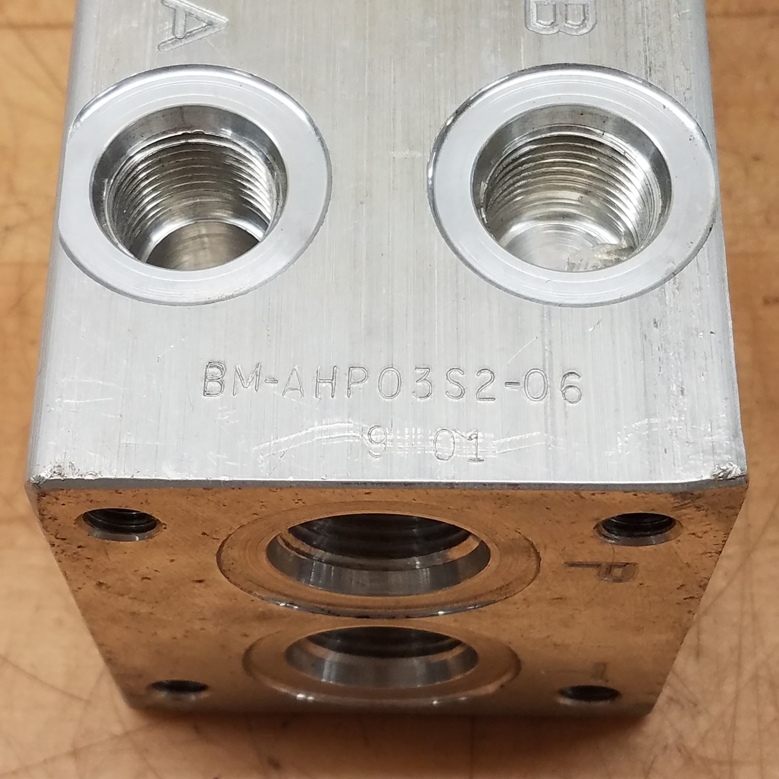 Magnaloy BM-AHP03S2-06 In-Line Bar Manifold, 6 Station, SAE O’Ring Ports – USED
