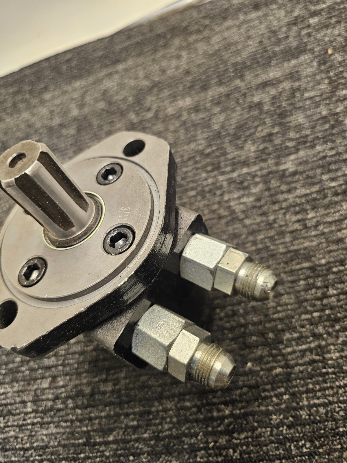 Hydraulic Motor Replacement Heavy Duty 5-1/2″ x 5″ Size Black, Silver