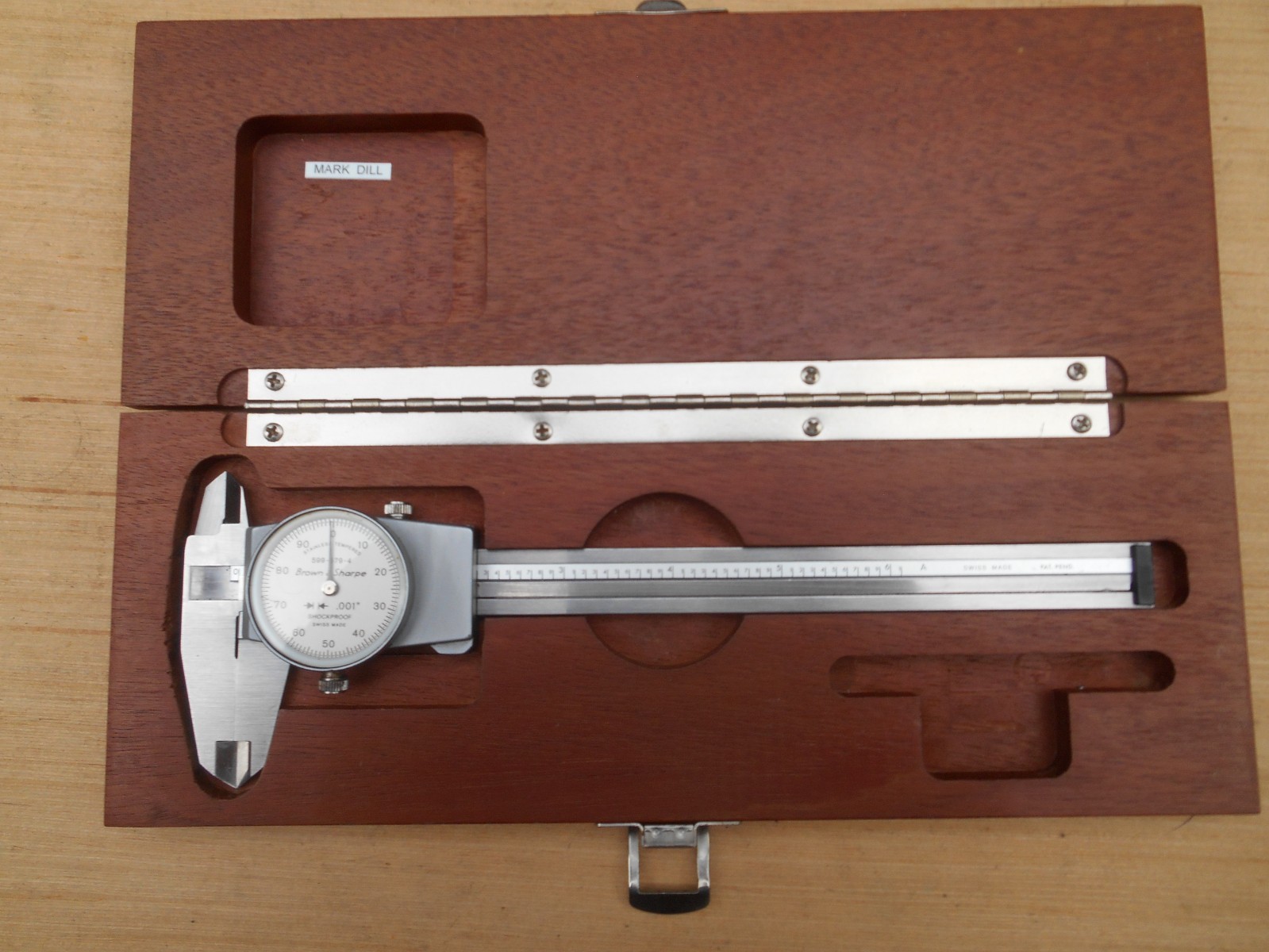 BROWN & SHARPE 599-574-5 DIAL CALIPER 6″ WITH WOOD CASE
