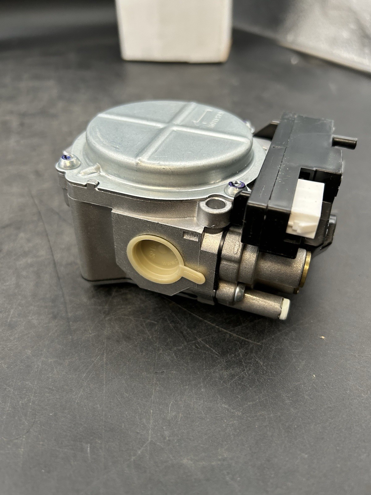 White Rodgers EMERSON 36G54-238 GOODMAN 0151F00000PS Manifold Gas Valve NOS