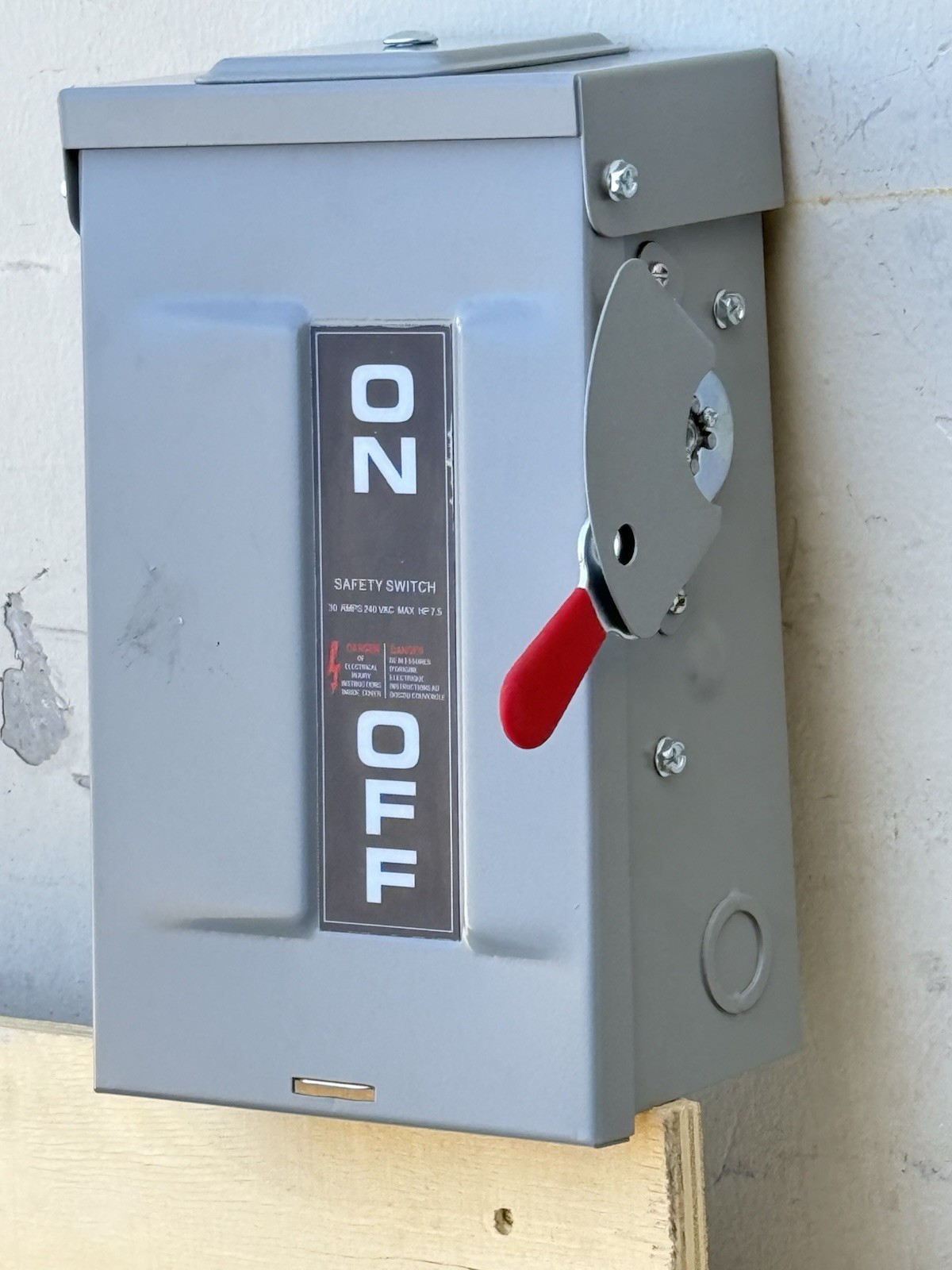 Enclosure 30 Amps Safety Disconnect Switch 240VAC-250VDC 3-poles Fuseable NEM 3R