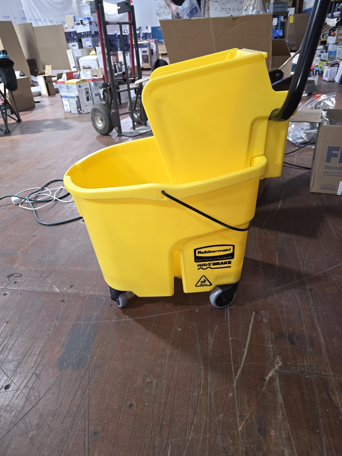 Rubbermaid Commercial Products Wavebrake 35 Qt. Side-Press Mop Bucket Wringer
