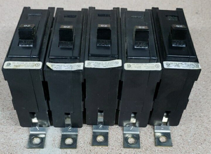 LOT OF 5 EATON BAB1020 20 amp CUTLER HAMER 1-Pole Bolt on 120/240 VAC BA TYPE