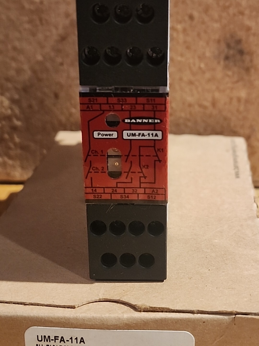 New Banner UM-FA-11A Universal Input Safety Relay Module, Ships From U.S.A