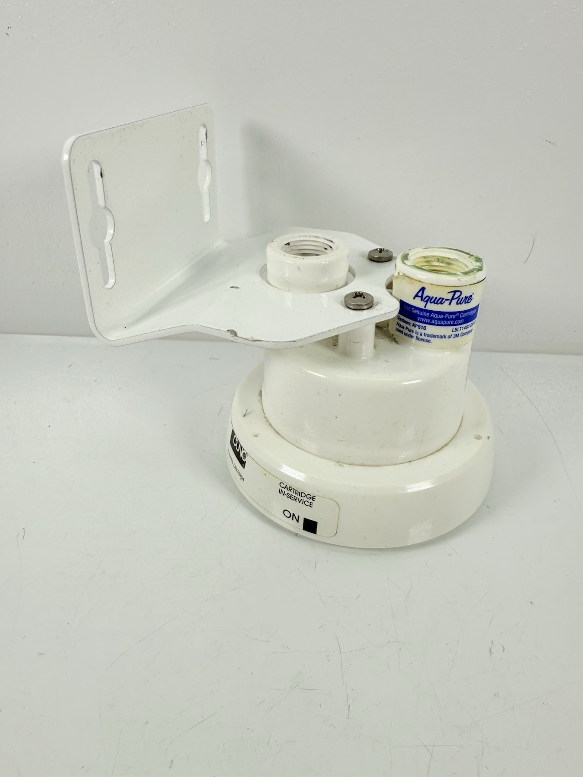 3M Aqua-Pure water filter system head unit. 3/8 replaceable cartridges.