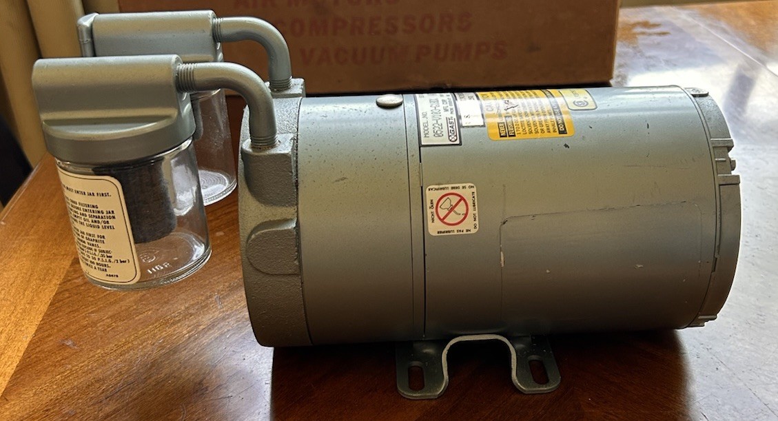 Gast 0522-V103-G18DX Oil-Less Rotary Vane Vacuum Pump Compressor 1/4 HP W/ Box