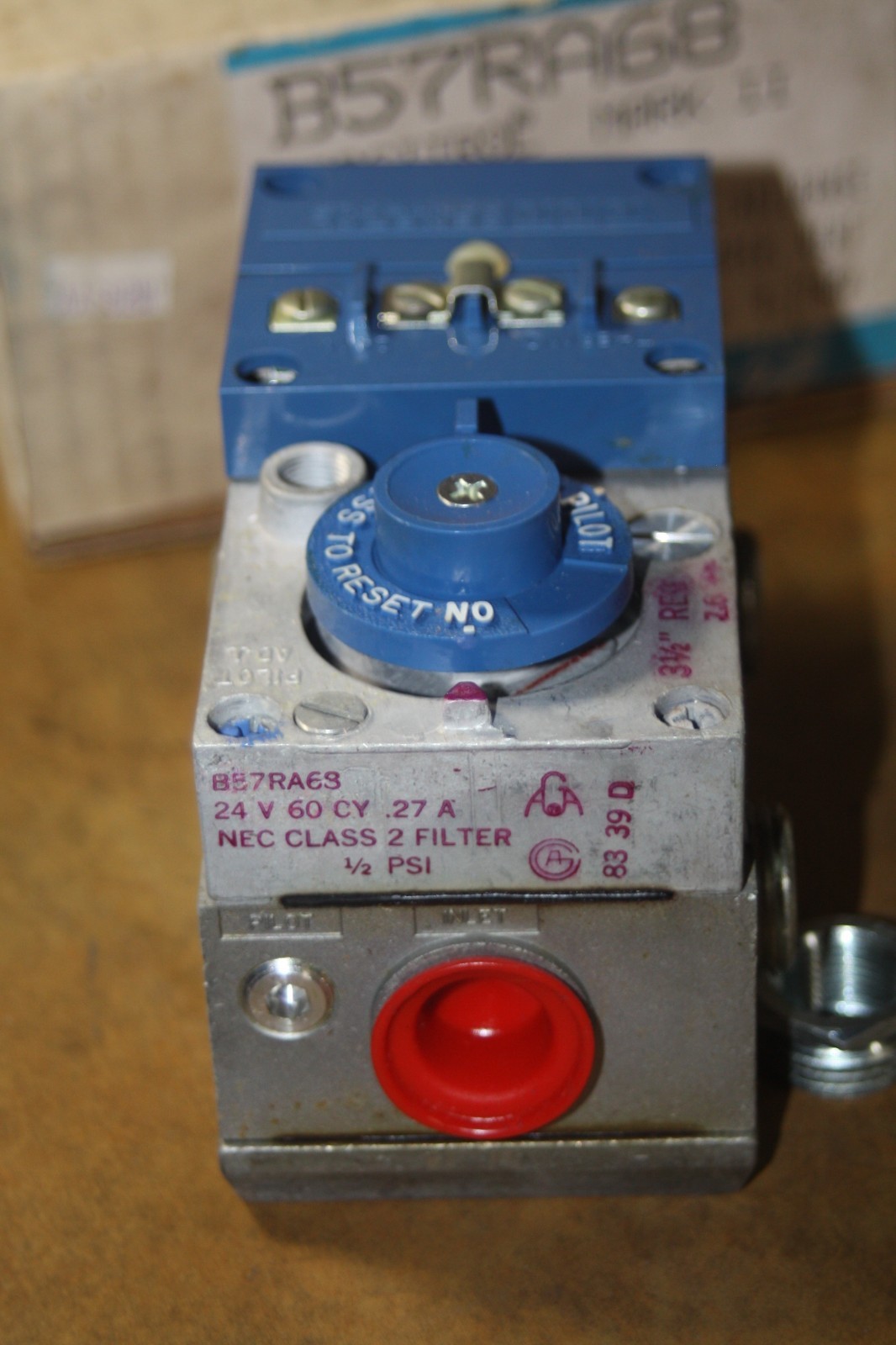 NOS ITT B57RA68 Midgitrol Mark II 24V Combination Gas Valve w/ Regulator